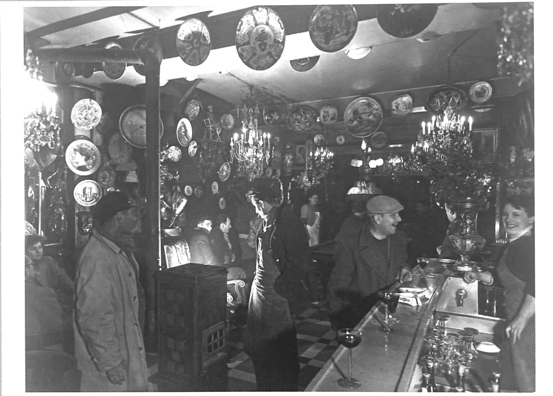 Doisneau, Robert - Smoking in the bar